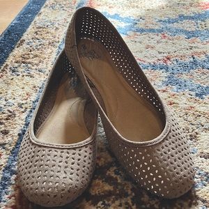 Flats size US size 8. Tan color.